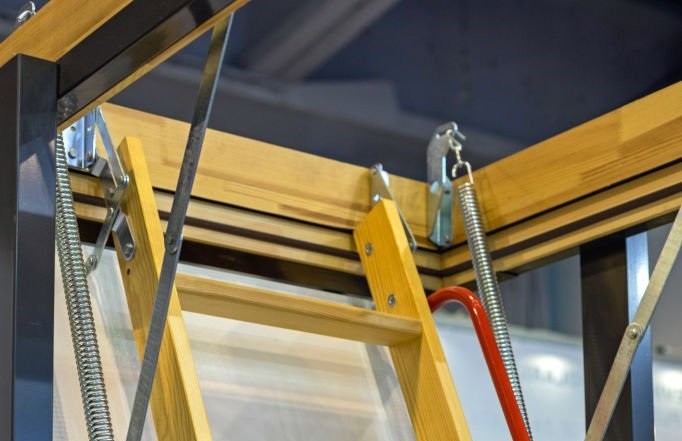 Les avantages de l'échelle escamotable en aluminium ou  en bois