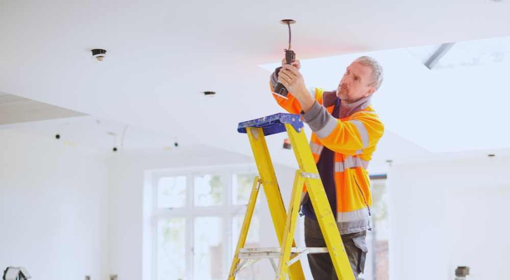 Échelle isolante : L'alliée parfaite pour vos travaux d'électricité