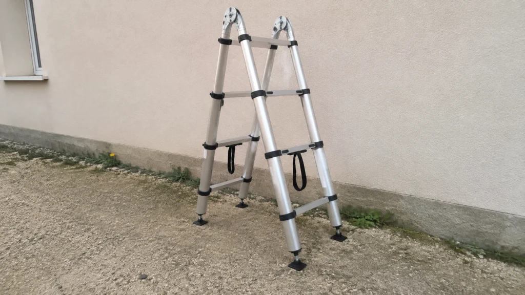 Illustration éditoriale pour l’article « Tout sur l'échelle télescopique avec pied réglable »